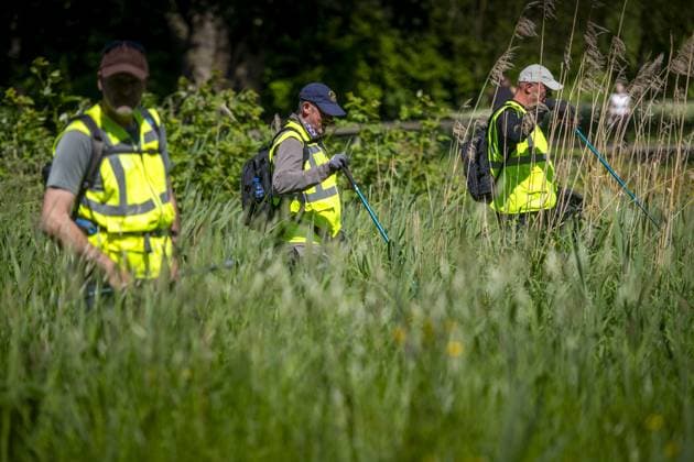 WINSCHOTEN - The Veterans Search Team is combing City Park during the search for kidnapped children Jeffrey and Emma. The lives of the two, who were abducted by their father, are feared for. ANP JILMER POSTMA netherlands out - belgium out  Copyright: xx x528142667x originalFilename: 528142667.jpg