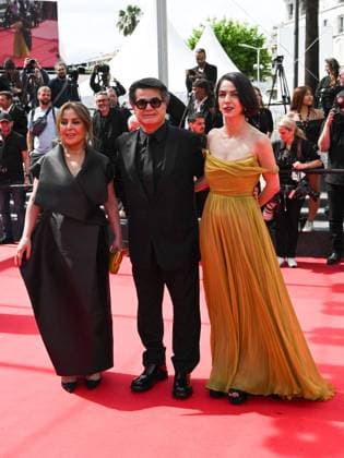 Cannes, 78th Cannes Film Festival 2025 - day 8 - red carpet of the film A Simple Accident Cannes, 78th Cannes Film Festival 2025 - day 8 - red carpet of the film Un Simple Accident In the photo: TAHEREH SAEEDI, JAFAR PANAHI and his daughter SOLMAZ PANAHI Cannes Italy  Copyright: xIPA ABACAx