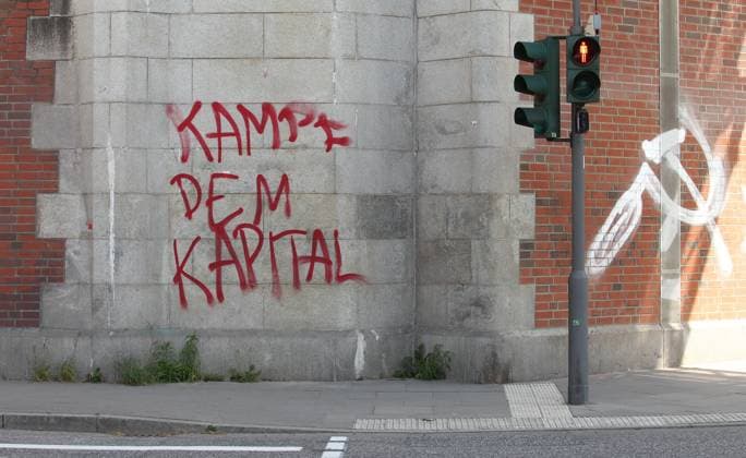 Auf eine Mauer wurde der Schriftzug: Kampf dem Kapital gesprüht. Barmbek Hamburg *** The words Kampf dem Kapital were sprayed on a wall Barmbek Hamburg