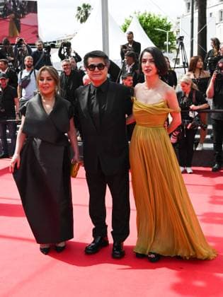 Cannes, Italy: Cannes, 78th Cannes Film Festival 2025 - day 8 - red carpet of the film Un Simple Accident In the photo: TAHEREH SAEEDI, JAFAR PANAHI and his daughter SOLMAZ PANAHI Cannes Italy  - ZUMAp169 20250520_zea_p169_556 Copyright: xSImonexComix