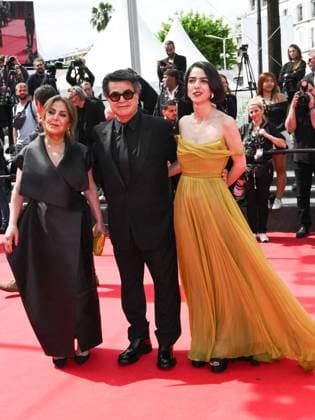 Cannes, Italy: Cannes, 78th Cannes Film Festival 2025 - day 8 - red carpet of the film Un Simple Accident In the photo: TAHEREH SAEEDI, JAFAR PANAHI and his daughter SOLMAZ PANAHI Cannes Italy  - ZUMAp169 20250520_zea_p169_560 Copyright: xSImonexComix