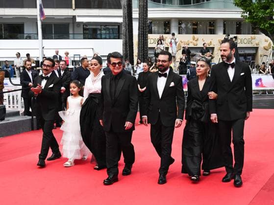 Cannes, Italy: Cannes, 78th Cannes Film Festival 2025 - day 8 - red carpet of the film Un Simple Accident In the photo: Cast and crew including director JAFAR PANAHI with actors EBRAHIM AZIZI and VAHID MOBASSERI Cannes Italy  - ZUMAp169 20250520_zea_p169_565 Copyright: xSImonexComix