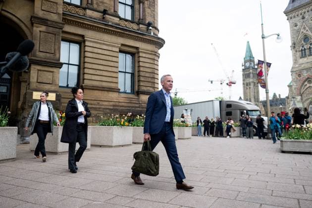 May 20, 2025, Ottawa, On, Canada: Prime Minister Mark Carney departs his office ahead of a cabinet meeting in Ottawa on Tuesday, May 20, 2025. Ottawa Canada  - ZUMAc35_ 20250520_zaf_c35_002 Copyright: xSpencerxColbyx