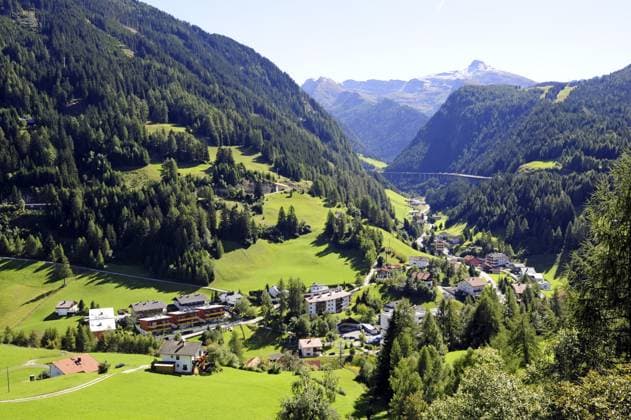 Aussicht auf das Tal und die Berge, Gries am Brenner, Brennerautobahn, Innsbruck Land, Tirol, Österreich, Europa View of the valley and the mountains, Gries am Brenner, Brenner motorway, Innsbruck Land, Tyrol, Austria, Europe Copyright: imageBROKER MichaelxZegers iblmzj13777200.jpg