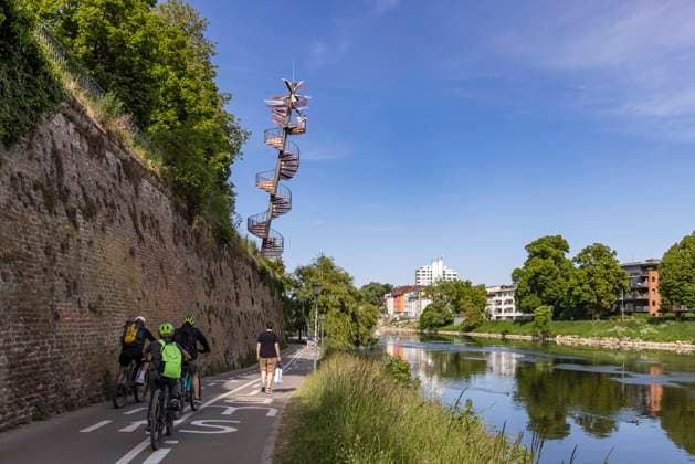 Berblinger Turm Ulm. Aussichtsturm an der Donau. Er erinnert an Albrecht Ludwig Berblinger, den berühmten Schneider von Ulm. An dieser Stelle hat er 1811 einen missglckten Flugversuch mit einem selbstgebauten Flutapparat gestartet. 19.05.2025. Ulm, Baden-Württemberg, Deutschland *** Berblinger Tower Ulm Observation tower on the Danube It commemorates Albrecht Ludwig Berblinger, the famous tailor of Ulm In 1811, he launched an unsuccessful flight attempt with a self-built flood apparatus at this location 19 05 2025 Ulm, Baden Württemberg, Germany