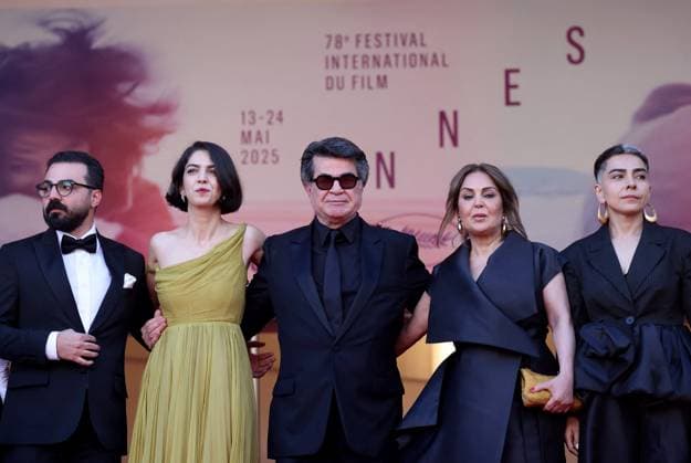 Descente des marches du film Un simple accident lors du 78ème Festival International du Film de Cannes Majid Panahi, Solmaz Panahi, Jafar Panahi, Tahereh Saeedi, Maryman Afsharimovahed Descente des marches du film Un simple accident lors du 78ème Festival International du Film de Cannes le 20 mai 2025 Jacovides Moreau Bestimage A simple accident at the 78th Cannes International Film Festival on 20 May 2025 Cannes France  Copyright: xJACOVIDES-MOREAUx xBESTIMAGExJACOVIDES-MOREAUx xBESTIMAGEx