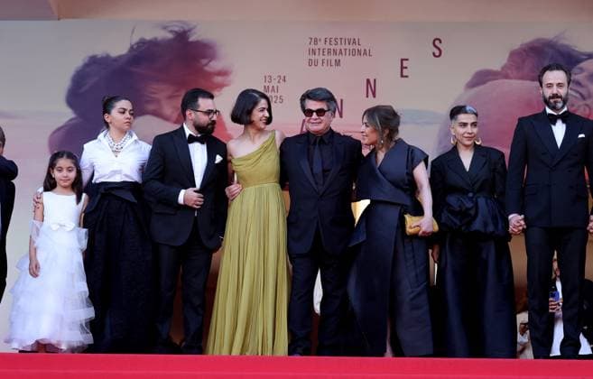 Descente des marches du film Un simple accident pendant du 78ème Festival International du Film de Cannes Majid Panahi, Solmaz Panahi, Jafar Panahi, Tahereh Saeedi, Maryman Afsharimovahed et Ebrahim Azizi Descente des marches du film Un simple accident pendant du 78ème Festival International du Film de Cannes le 20 mai 2025 Jacovides Moreau Bestimage A simple accident at the 78th Cannes International Film Festival on 20 May 2025 Cannes France  Copyright: xJACOVIDES-MOREAUx xBESTIMAGExJACOVIDES-MOREAUx xBESTIMAGEx