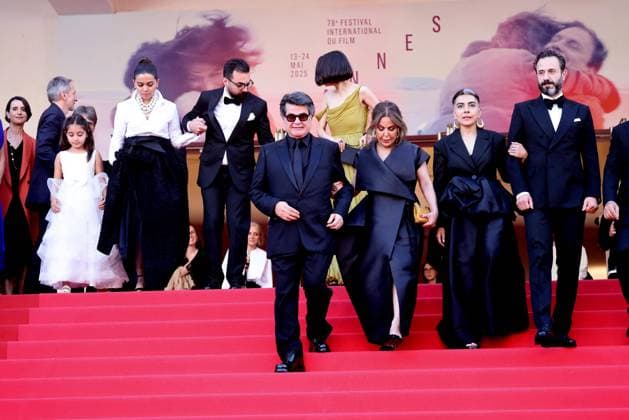 Descente des marches du film Un simple accident lors du 78ème Festival International du Film de Cannes Jafar Panahi, Tahereh Saeedi, Maryman Afsharimovahed et Ebrahim Azizi Descente des marches du film Un simple accident lors du 78ème Festival International du Film de Cannes le 20 mai 2025 Jacovides Moreau Bestimage A simple accident at the 78th Cannes International Film Festival on 20 May 2025 Cannes France  Copyright: xJACOVIDES-MOREAUx xBESTIMAGExJACOVIDES-MOREAUx xBESTIMAGEx