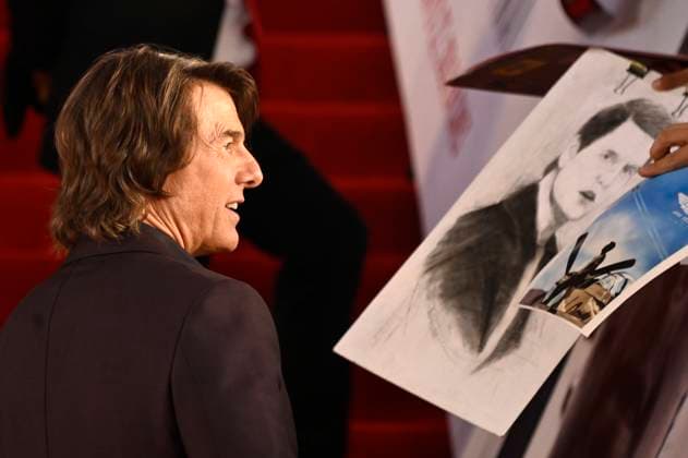 May 20, 2025, Mexico City, Ciudad de Mexico, Mexico: Actor Tom Cruise signs autographs for the fans during the red carpet for Mission: Impossible - The Final Reckoning Mexico City film Premiere at Auditorio Nacional. on May 20, 2025 in Mexico City, Mexico. Mexico City Mexico - ZUMAe321 20250520_zea_e321_082 Copyright: xCarlosxTischlerx