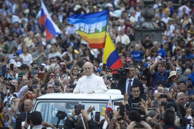 Bilder des Jahres 2025, News 05 Mai News Themen der Woche KW21 News Bilder des Tages Foto IPP Marco Mattei Roma 21 05 2025 Piazza San Pietro Prima Udienza Generale del mercoledì di Papa Leone XIV Robert Francis Prevost in piazza una bandiera della pace Italy Photo Press - World Copyright . *** IPP Photo Marco Mattei Rome 21 05 2025 St. Peters Square First Wednesday General Audience of Pope Leo XIV Robert Francis Prevost in the square a peace flag Italy Photo Press World Copyright 