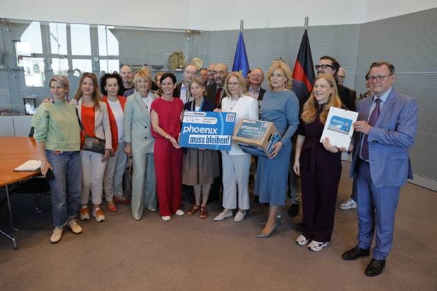 News Themen der Woche KW21 News Bilder des Tages Bundestagspräsidentin Julia Klöckner (CDU CSU), Deutschland, Berlin, Reichstag, Bundestagspräsidentin Julia Klöckner nimmt Petition phoenix muss bleiben! entgegen *** Bundestag President Julia Klöckner CDU CSU , Germany, Berlin, Reichstag, Bundestag President Julia Klöckner accepts petition phoenix must stay