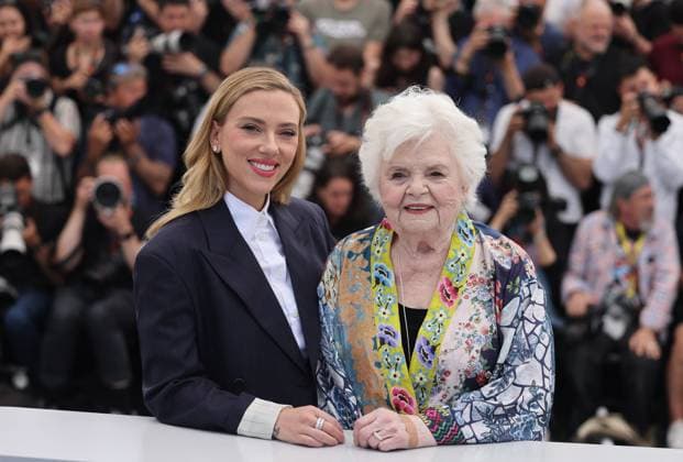 Bilder des Jahres 2025, Entertainment 05 Mai Entertainment Themen der Woche KW21 Eleanor The Great Photocall during the 78th Cannes International Film Festival June Squibb et Scarlett Johansson au photocall du film Eleanor The Great lors du 78ème Festival International du Film de Cannes, au Palais des Festivals à Cannes, France, le 21 mai 2025 Jacovides Moreau Bestimage Eleanor The Great Photocall during the 78th Cannes International Film Festival, in Cannes, France, on May 21, 2025 Cannes France  Copyright: xJACOVIDES-MOREAUx xBESTIMAGExJACOVIDES-MOREAUx xBESTIMAGEx