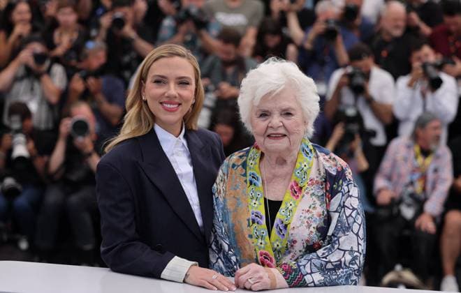 Eleanor The Great Photocall during the 78th Cannes International Film Festival June Squibb et Scarlett Johansson au photocall du film Eleanor The Great lors du 78ème Festival International du Film de Cannes, au Palais des Festivals à Cannes, France, le 21 mai 2025 Jacovides Moreau Bestimage Eleanor The Great Photocall during the 78th Cannes International Film Festival, in Cannes, France, on May 21, 2025 Cannes France  Copyright: xJACOVIDES-MOREAUx xBESTIMAGExJACOVIDES-MOREAUx xBESTIMAGEx