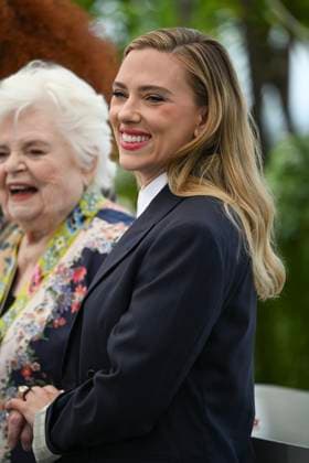 Internationale Filmfestspiele von Cannes, Eleanor the Great Photocall 78eme Festival International du Film de Cannes Photocall with cast of Eleonor the great 78th International Cannes Film Festival Photocall with cast of Eleonor the great movie 444844 2025 05 21 France Johansson, Scarlett  Copyright: xSergexArnalx xStarfacex STAR_444844_001