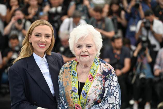 Internationale Filmfestspiele von Cannes, Eleanor the Great Photocall 78eme Festival International du Film de Cannes Photocall du film Eleonor the great 78th International Cannes Film Festival Photocall with cast of Eleonor the great movie 444844 2025 05 21 France Johansson, Scarlett Squibb, June  Copyright: xSergexArnalx xStarfacex STAR_444844_006