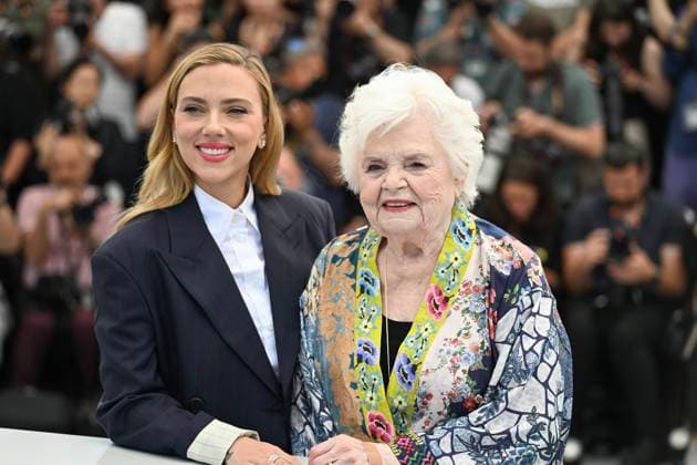 Internationale Filmfestspiele von Cannes, Eleanor the Great Photocall 78eme Festival International du Film de Cannes Photocall du film Eleonor the great 78th International Cannes Film Festival Photocall with cast of Eleonor the great movie 444844 2025 05 21 France Johansson, Scarlett Squibb, June  Copyright: xSergexArnalx xStarfacex STAR_444844_007