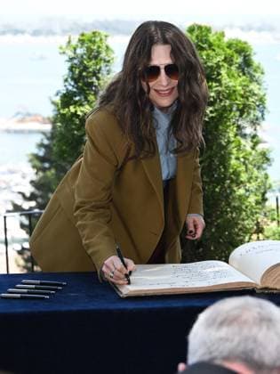 Cannes, 78th Cannes Film Festival 2025 - Day 9, The Jury at the Photocall: Jardins du musée du Suquet Cannes, 78th Cannes Film Festival 2025 - Day 9, The Jury at the Photocall: Jardins du musée du Suquet. Pictured: Juliette Binoche Cannes France  Copyright: xIPA ABACAx