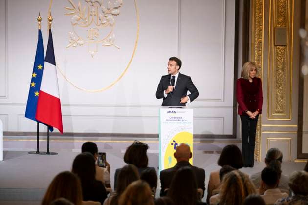 Non Au Harcelement Awards Ceremony - Paris French President Emmanuel Macron (L) speaks next to his wife Brigitte Macron at the No to Bullying award ceremony at the Elysee Palace in Paris, France, 21 May 2025. France s Ministry of National Education organizes each year the Non au harcelement (No to Bullying) contest in schools to raise awareness and promote values such as kindness and inclusion. Photo by Eliot Blondet ABACAPRESS.COM Paris France France  Copyright: xBlondetxEliot ABACAx