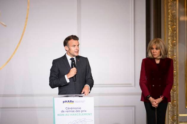 Non Au Harcelement Awards Ceremony - Paris French President Emmanuel Macron (L) speaks next to his wife Brigitte Macron at the No to Bullying award ceremony at the Elysee Palace in Paris, France, 21 May 2025. France s Ministry of National Education organizes each year the Non au harcelement (No to Bullying) contest in schools to raise awareness and promote values such as kindness and inclusion. Photo by Eliot Blondet ABACAPRESS.COM Paris France France  Copyright: xBlondetxEliot ABACAx