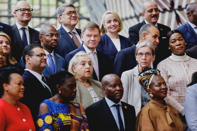 News Themen der Woche KW21 News Bilder des Tages Johann Wadephul (CDU), Bundesaussenminister, aufgenommen beim Familienfoto im Rahmen des Treffens der Aussenministerinnen und Aussenminister der Europaeischen Union und der Afrikanischen Union in Bruessel, 21.05.2025. Fotografiert im Auftrag des Auswaertigen Amtes. Bruessel Belgien *** Johann Wadephul CDU , Federal Foreign Minister, taken at the family photo during the meeting of the Foreign Ministers of the European Union and the African Union in Brussels, 21 05 2025 Photographed on behalf of the Foreign Office Brussels Belgium Copyright: xFlorianxGaertner AAx