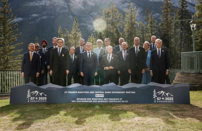 May 21, 2025, Banff, Ab, CANADA: Canada s Finance Minister Francois-Philippe Champagne, centre right, and Governor of the Bank of Canada Tiff Macklem, centre left, pose for a family photo with their colleagues at the G7 Finance Ministers meeting in Banff, Alta., Wednesday, May 21, 2025. Banff CANADA - ZUMAc35_ 20250521_zaf_c35_006 Copyright: xJeffxMcintoshx
