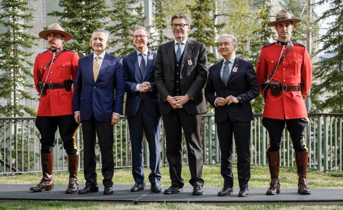 May 21, 2025, Banff, Ab, CANADA: Canada s Finance Minister Francois-Philippe Champagne, second from right, Italy s Finance Minister Giancarlo Giorgetti, third from right, Governor of the Bank of Canada Tiff Macklem, third from left, and Governor of the Bank of Italy Fabio Panetta pose with RCMP officers prior to the G7 Finance Ministers meeting in Banff, Alta., Wednesday, May 21, 2025. Banff CANADA - ZUMAc35_ 20250521_zaf_c35_016 Copyright: xJeffxMcintoshx