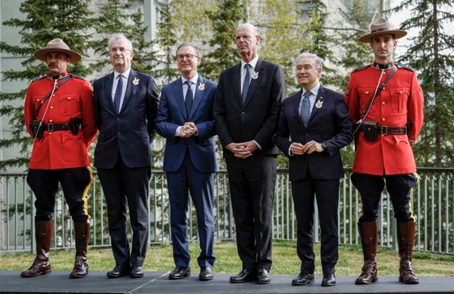 May 21, 2025, Banff, Ab, CANADA: Canada s Finance Minister Francois-Philippe Champagne, second from right, France s Minister of Economics and Finance Eric Lombard, third from right, Governor of the Bank of Canada Tiff Macklem, third from left, and Governor of the Bank of France Francois Villeroy de Galhau pose with RCMP officers prior to the G7 Finance Ministers meeting in Banff, Alta., Wednesday, May 21, 2025. Banff CANADA - ZUMAc35_ 20250521_zaf_c35_018 Copyright: xJeffxMcintoshx