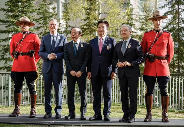 May 21, 2025, Banff, Ab, CANADA: Canada s Finance Minister Francois-Philippe Champagne, second from right, Japan s Finance Minister Katsunobu Kato, third from right, Governor of the Bank of Canada Tiff Macklem, second from left, and Governor of the Bank of Japan Kazuo Ueda pose with RCMP officers prior to the G7 Finance Ministers meeting in Banff, Alta., Wednesday, May 21, 2025. Banff CANADA - ZUMAc35_ 20250521_zaf_c35_020 Copyright: xJeffxMcintoshx