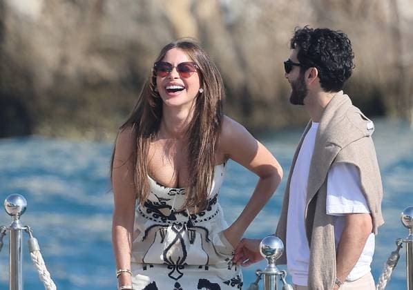Cannes - Sofia Vergara At Eden Roc Sofia Vergara leaves the Eden Roc hotel with a friend during the Cannes Film Festival, Cap d Antibes, France, 21 May 2025. Photo by ABACAPRESS.COM Cap d Antibes France  Copyright: xABACAx