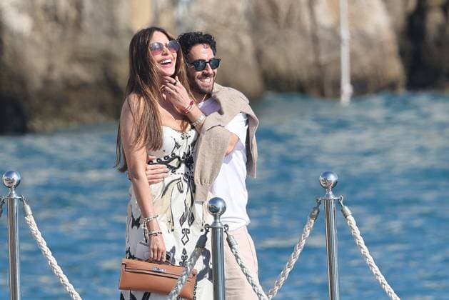Cannes - Sofia Vergara At Eden Roc Sofia Vergara leaves the Eden Roc hotel with a friend during the Cannes Film Festival, Cap d Antibes, France, 21 May 2025. Photo by ABACAPRESS.COM Cap d Antibes France  Copyright: xABACAx