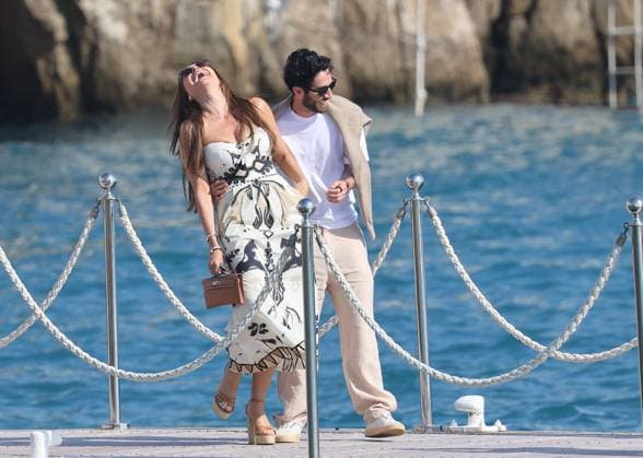 Cannes - Sofia Vergara At Eden Roc Sofia Vergara leaves the Eden Roc hotel with a friend during the Cannes Film Festival, Cap d Antibes, France, 21 May 2025. Photo by ABACAPRESS.COM Cap d Antibes France  Copyright: xABACAx