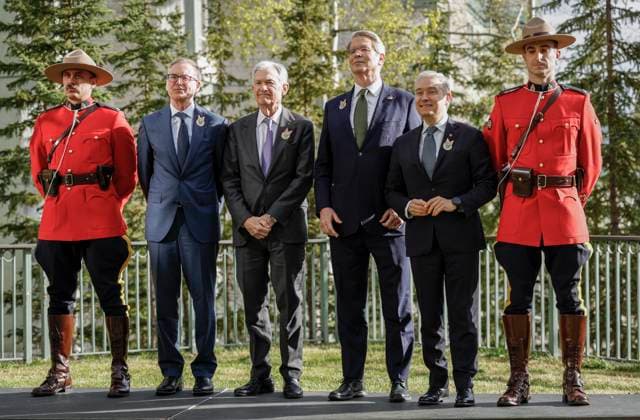 May 21, 2025, Banff, Ab, CANADA: Canada s Finance Minister Francois-Philippe Champagne, second from right, United States secretary of the treasury Scott Bessent, third from right, Governor of the Bank of Canada Tiff Macklem, second from left, and United States Chair of the Federal Reserve Jerome Powel pose with RCMP officers prior to the G7 Finance Ministers meeting in Banff, Alta., Wednesday, May 21, 2025. Banff CANADA - ZUMAc35_ 20250521_zaf_c35_021 Copyright: xJeffxMcintoshx