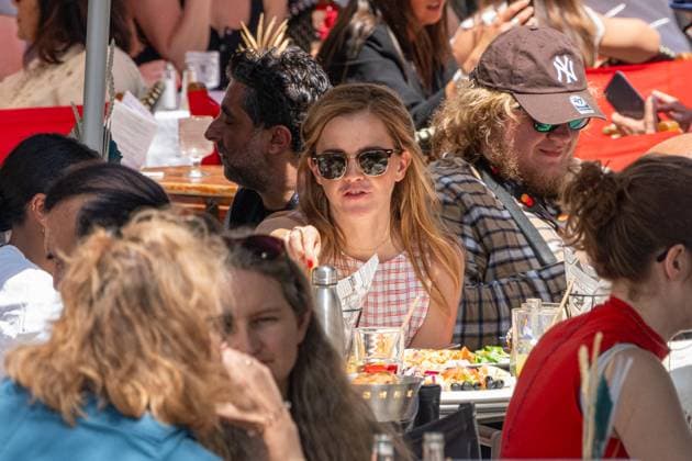 Emma Watson has lunch on the terrace of La Bièrerie By Brasserie Du Casino and then goes for a stroll on the Croisette during the 78th Cannes International Film Festival Emma Watson has lunch on the terrace of La Bièrerie By Brasserie Du Casino and then goes for a stroll on the Croisette during the 78th Cannes International Film Festival, France, May 21, 2025 The 35-year-old British actress is in Cannes to present the film The Bling Ring in the category, Un certain regard Yehiel Chekroune Bestimage Emma Watson has lunch on the terrace of La Bièrerie By Brasserie Du Casino and then goes for a stroll on the Croisette during the 78th Cannes International Film Festival on May 21, 2025 The 35 year old British actress is in Cannes to present the  Copyright: xYehielxChekrounex xBestimagexYehielxChekrounex xBestimagex