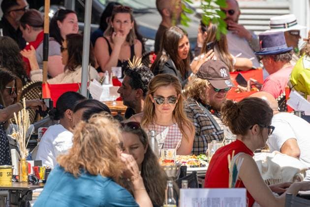 Emma Watson has lunch on the terrace of La Bièrerie By Brasserie Du Casino and then goes for a stroll on the Croisette during the 78th Cannes International Film Festival Emma Watson has lunch on the terrace of La Bièrerie By Brasserie Du Casino and then goes for a stroll on the Croisette during the 78th Cannes International Film Festival, France, May 21, 2025 The 35-year-old British actress is in Cannes to present the film The Bling Ring in the category, Un certain regard Yehiel Chekroune Bestimage Emma Watson has lunch on the terrace of La Bièrerie By Brasserie Du Casino and then goes for a stroll on the Croisette during the 78th Cannes International Film Festival on May 21, 2025 The 35 year old British actress is in Cannes to present the  Copyright: xYehielxChekrounex xBestimagexYehielxChekrounex xBestimagex