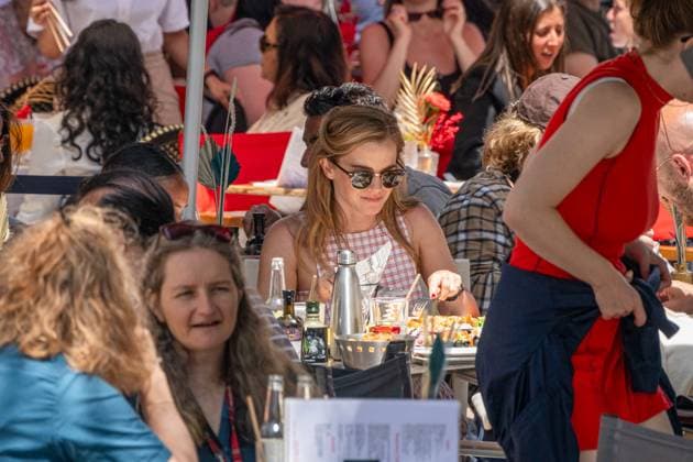 Entertainment Bilder des Tages Emma Watson has lunch on the terrace of La Bièrerie By Brasserie Du Casino and then goes for a stroll on the Croisette during the 78th Cannes International Film Festival Emma Watson has lunch on the terrace of La Bièrerie By Brasserie Du Casino and then goes for a stroll on the Croisette during the 78th Cannes International Film Festival, France, May 21, 2025 The 35-year-old British actress is in Cannes to present the film The Bling Ring in the category, Un certain regard Yehiel Chekroune Bestimage Emma Watson has lunch on the terrace of La Bièrerie By Brasserie Du Casino and then goes for a stroll on the Croisette during the 78th Cannes International Film Festival on May 21, 2025 The 35 year old British actress is in Cannes to present the  Copyright: xYehielxChekrounex xBestimagexYehielxChekrounex xBestimagex