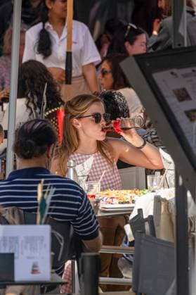 Emma Watson has lunch on the terrace of La Bièrerie By Brasserie Du Casino and then goes for a stroll on the Croisette during the 78th Cannes International Film Festival Emma Watson has lunch on the terrace of La Bièrerie By Brasserie Du Casino and then goes for a stroll on the Croisette during the 78th Cannes International Film Festival, France, May 21, 2025 The 35-year-old British actress is in Cannes to present the film The Bling Ring in the category, Un certain regard Yehiel Chekroune Bestimage Emma Watson has lunch on the terrace of La Bièrerie By Brasserie Du Casino and then goes for a stroll on the Croisette during the 78th Cannes International Film Festival on May 21, 2025 The 35 year old British actress is in Cannes to present the  Copyright: xYehielxChekrounex xBestimagexYehielxChekrounex xBestimagex