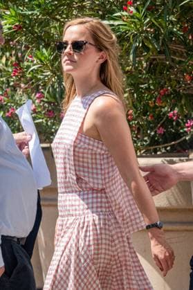 Emma Watson has lunch on the terrace of La Bièrerie By Brasserie Du Casino and then goes for a stroll on the Croisette during the 78th Cannes International Film Festival Emma Watson has lunch on the terrace of La Bièrerie By Brasserie Du Casino and then goes for a stroll on the Croisette during the 78th Cannes International Film Festival, France, May 21, 2025 The 35-year-old British actress is in Cannes to present the film The Bling Ring in the category, Un certain regard Yehiel Chekroune Bestimage Emma Watson has lunch on the terrace of La Bièrerie By Brasserie Du Casino and then goes for a stroll on the Croisette during the 78th Cannes International Film Festival on May 21, 2025 The 35 year old British actress is in Cannes to present the  Copyright: xYehielxChekrounex xBestimagexYehielxChekrounex xBestimagex