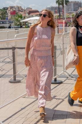Emma Watson has lunch on the terrace of La Bièrerie By Brasserie Du Casino and then goes for a stroll on the Croisette during the 78th Cannes International Film Festival Emma Watson has lunch on the terrace of La Bièrerie By Brasserie Du Casino and then goes for a stroll on the Croisette during the 78th Cannes International Film Festival, France, May 21, 2025 The 35-year-old British actress is in Cannes to present the film The Bling Ring in the category, Un certain regard Yehiel Chekroune Bestimage Emma Watson has lunch on the terrace of La Bièrerie By Brasserie Du Casino and then goes for a stroll on the Croisette during the 78th Cannes International Film Festival on May 21, 2025 The 35 year old British actress is in Cannes to present the  Copyright: xYehielxChekrounex xBestimagexYehielxChekrounex xBestimagex