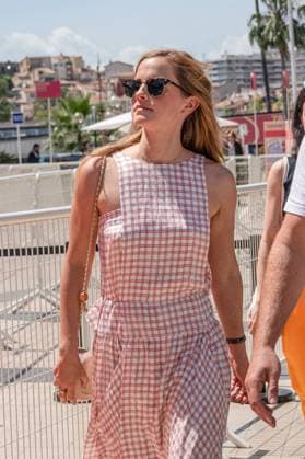 Entertainment Themen der Woche KW21 Emma Watson has lunch on the terrace of La Bièrerie By Brasserie Du Casino and then goes for a stroll on the Croisette during the 78th Cannes International Film Festival Emma Watson has lunch on the terrace of La Bièrerie By Brasserie Du Casino and then goes for a stroll on the Croisette during the 78th Cannes International Film Festival, France, May 21, 2025 The 35-year-old British actress is in Cannes to present the film The Bling Ring in the category, Un certain regard Yehiel Chekroune Bestimage Emma Watson has lunch on the terrace of La Bièrerie By Brasserie Du Casino and then goes for a stroll on the Croisette during the 78th Cannes International Film Festival on May 21, 2025 The 35 year old British actress is in Cannes to present the  Copyright: xYehielxChekrounex xBestimagexYehielxChekrounex xBestimagex