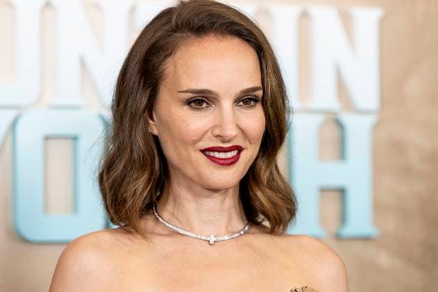 May 19, 2025, New York, New York, USA: NATALIE PORTMAN attends AppleÃ¢â‚¬â ¢s Fountain of Youth New York Premiere.The American Museum of Natural History, NYC.May19, 2025. ...AppleÃ¢â‚¬â ¢s Fountain of Youth New York Premiere.The American Museum of Natural History, NYC.May19, 2025. New York USA - ZUMAms4_ 20250519_faf_ms4_018 Copyright: xSoniaxMoskowitzxGordonx