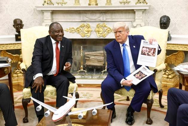 Bilder des Jahres 2025, News 05 Mai News Themen der Woche KW21 News Bilder des Tages United States President Donald J Trump, right, holds up news articles related to violence in South Africa during a meeting with President Cyril Ramaphosa of South Africa, in the Oval Office of the White House in Washington, DC, USA, 21 May 2025. Ramaphosa’s visit comes one week after Trump claimed there is an on-going genocide in South Africa and granted refugee status to 59 Afrikaners. Copyright: xJimxLoScalzox xPoolxviaxCNPx MediaPunchx