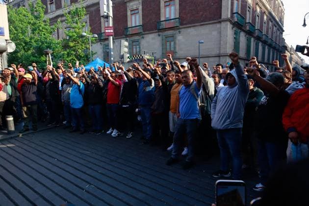 Teachers Block National Palace To Demand Repeal of the 2007 ISSSTE Law Teachers from the National Coordination of Education Workers (CNTE) protest while blocking the main streets of Zocalo, demanding the immediate repeal of the 2007 ISSSTE Law and a 100% base salary increase. on May 21, 2025 in Mexico City, Mexico. (Photo by Carlos Santiago Eyepix Group) Copyright: xCarlosxSantiago xEyepixxGroupx CS_21052025_156013