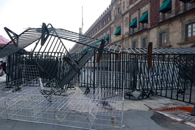 Teachers Block National Palace To Demand Repeal of the 2007 ISSSTE Law Teachers from the National Coordination of Education Workers (CNTE) destroy the barricades that protected the National Palace during a protest to demanding the immediate repeal of the 2007 ISSSTE Law and a 100% base salary increase. on May 21, 2025 in Mexico City, Mexico. (Photo by Carlos Santiago Eyepix Group) Copyright: xCarlosxSantiago xEyepixxGroupx CS_21052025_156024