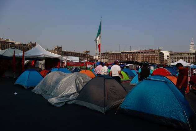 Teachers Block National Palace To Demand Repeal of the 2007 ISSSTE Law Teachers from the National Coordination of Education Workers (CNTE) installed trends at main square Zocalo in a protest to demanding the immediate repeal of the 2007 ISSSTE Law and a 100% base salary increase. on May 21, 2025 in Mexico City, Mexico. (Photo by Carlos Santiago Eyepix Group) Copyright: xCarlosxSantiago xEyepixxGroupx CS_21052025_156028