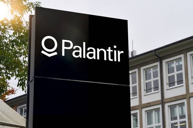 Bavaria, Germany - May 21, 2025: PHOTOMONTAGE, Black sign with Palantir logo in front of a neutral building. Symbolic image for the debate about data evaluation, security software and the influence of technology-driven analysis companies. *** FOTOMONTAGE, Schwarzes Schild mit Palantir-Logo vor neutralem Gebäude. Symbolbild für die Debatte um Datenauswertung, Sicherheitssoftware und den Einfluss technologiegetriebener Analysefirmen.