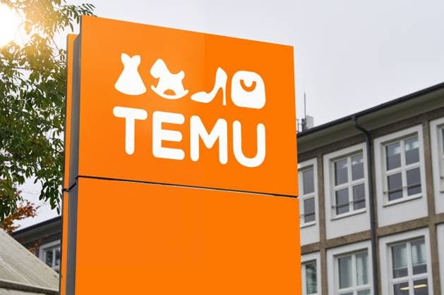 Bavaria, Germany - May 21, 2025: PHOTOMONTAGE, An orange sign with the TEMU logo in front of a neutral building. Symbolic image for the increasing presence of the Chinese online retailer in European trade and the debate about the platform economy. *** FOTOMONTAGE, Ein oranges Schild mit TEMU-Logo vor einem neutralen Gebäude. Symbolbild für die zunehmende Präsenz des chinesischen Onlinehändlers im europäischen Handel und die Debatte um Plattformökonomie.