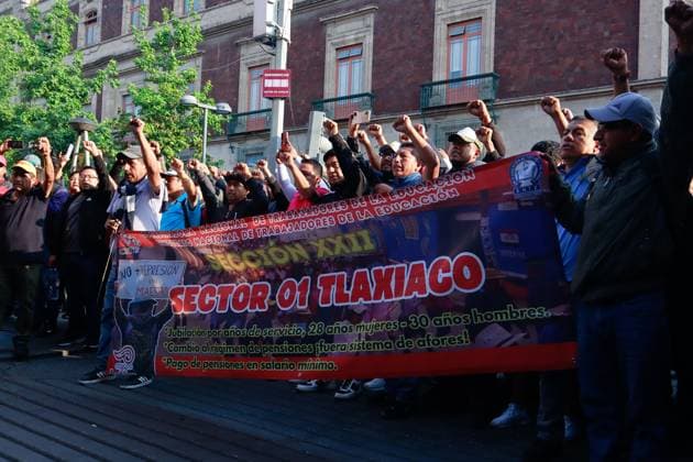 Teachers from the National Coordination of Education Workers (CNTE) protest while blocking the main streets of Zocalo, demanding the immediate repeal of the 2007 ISSSTE Law and a 100% base salary increase. on May 21, 2025 in Mexico City, Mexico. Mexico City Mexico - ZUMAe321 20250521_zia_e321_004 Copyright: xCarlosxSantiagox