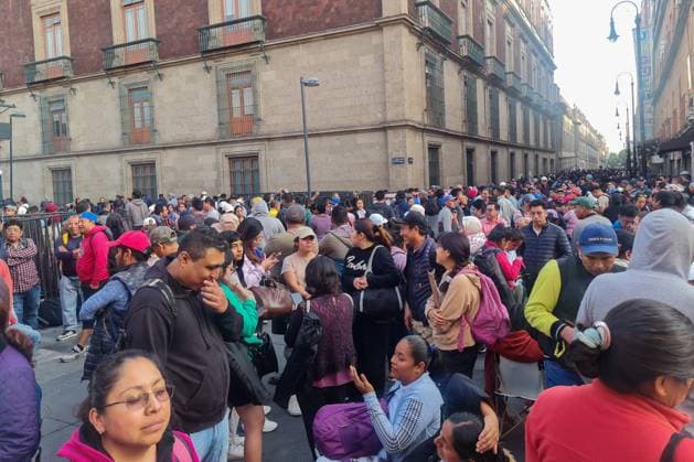 Teachers from the National Coordination of Education Workers (CNTE) protest while blocking the main streets of Zocalo, demanding the immediate repeal of the 2007 ISSSTE Law and a 100% base salary increase. on May 21, 2025 in Mexico City, Mexico. Mexico City Mexico - ZUMAe321 20250521_zia_e321_007 Copyright: xCarlosxSantiagox