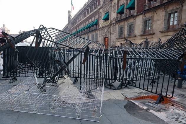 Teachers from the National Coordination of Education Workers (CNTE) destroy the barricades that protected the National Palace during a protest to demanding the immediate repeal of the 2007 ISSSTE Law and a 100% base salary increase. on May 21, 2025 in Mexico City, Mexico. Mexico City Mexico - ZUMAe321 20250521_zia_e321_011 Copyright: xCarlosxSantiagox