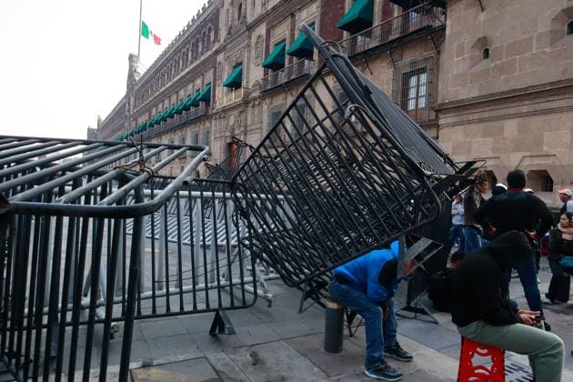 Teachers from the National Coordination of Education Workers (CNTE) destroy the barricades that protected the National Palace during a protest to demanding the immediate repeal of the 2007 ISSSTE Law and a 100% base salary increase. on May 21, 2025 in Mexico City, Mexico. Mexico City Mexico - ZUMAe321 20250521_zia_e321_012 Copyright: xCarlosxSantiagox